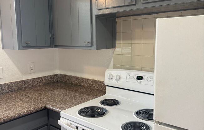 2 beds, 1 bath, 715 sqft, $1,340