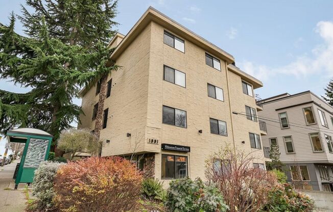 Light Filled Remodeled Condo w/ Secure Parking Included- Queen Anne