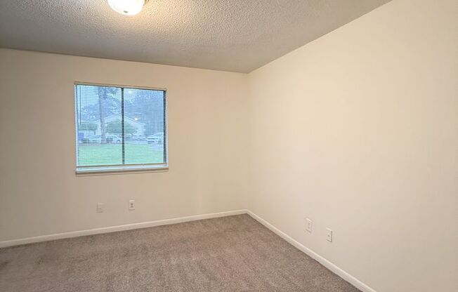 2 beds, 1 bath, 800 sqft, $1,015, Unit J3