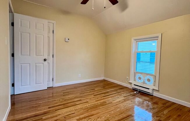 2 beds, 1 bath, $1,850, Unit 139 Columbia Ave Unit #2