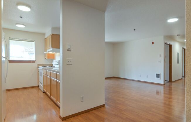 3 beds, 2 baths, $2,400, Unit 209