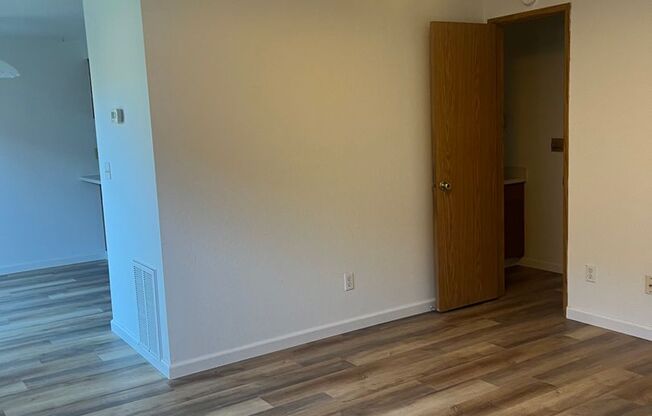 c369.3x - 2055 Campus Dr. #1-4