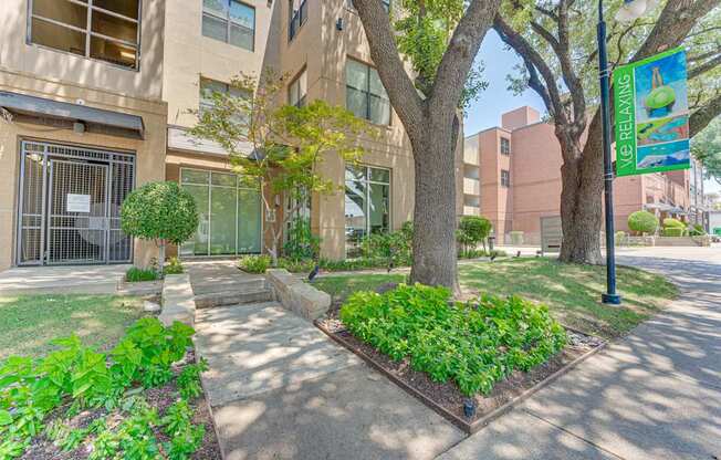 Courtyard Garden Area at Vue Greenville, Dallas, TX