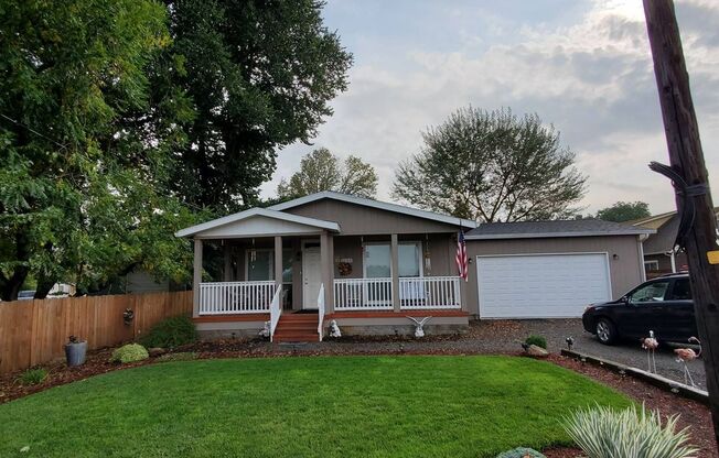 Pet Friendly 3 Bedroom 2 Bath home with large backyard in Brownsville, OR
