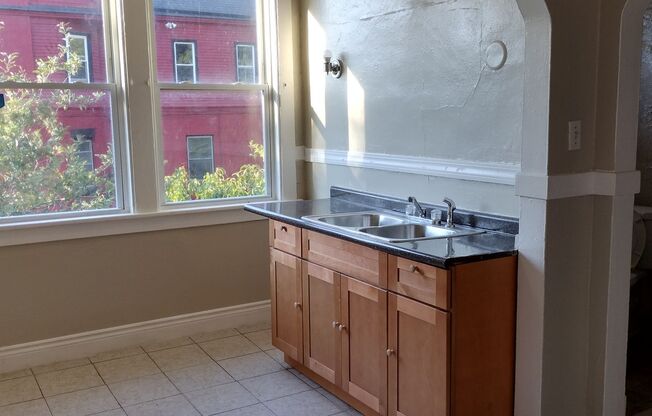 3 beds, 1 bath, $1,400, Unit 3