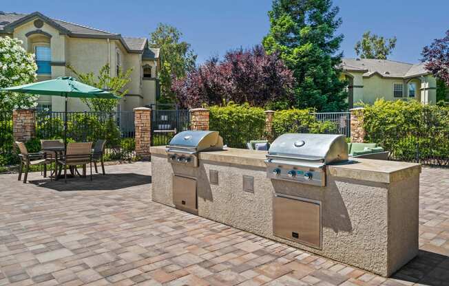 Courtyard BBQ and scenic picnic area - Willow Spring Apartments