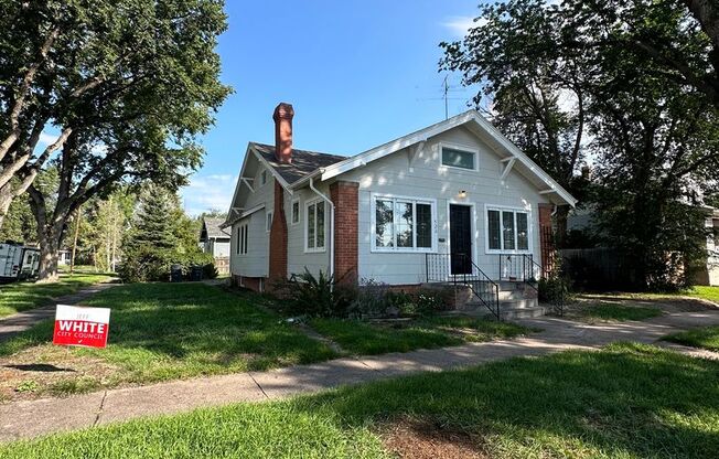 3 BEDROOM, PLUS 1 BONUS ROOM, 2 BATHROOM SINGLE FAMILY HOME CLOSE TO DOWNTOWN CHEYENNE