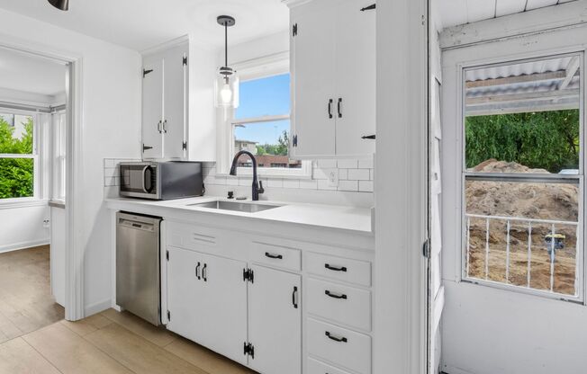 Updated 2 bed 1 bath Wedgewood area home