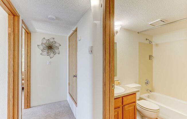 2 beds, 2 baths, 870 sqft, $1,735, Unit 10-112