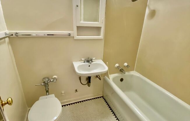 Studio, 1 bath, 365 sqft, $1,195, Unit 306