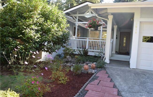 Charming 4 Bed 2 Bath Rambler in Sought After Neighborhood-Sammamish