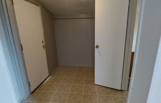 2 beds, 1 bath, $895, Unit 1