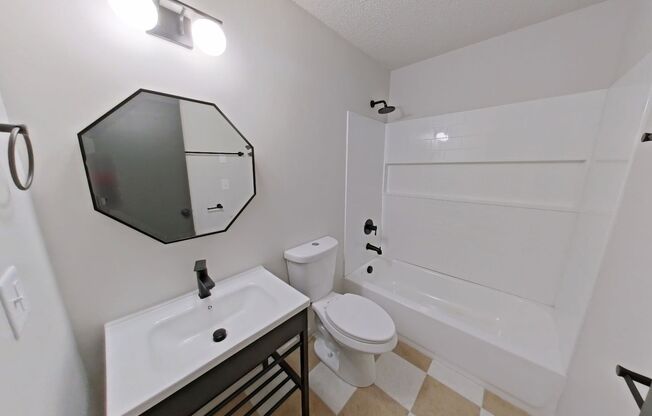 2 beds, 1 bath, 647 sqft, $1,660, Unit 28B