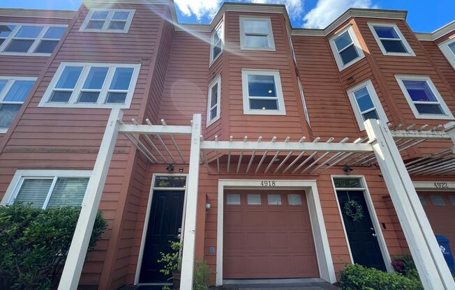 South Portland 2Bd/2.5Ba 3 Level Home ~ Washer/Dryer in Unit, 2 Car Tandem Garage!!! Close to OHSU!