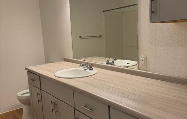 2 beds, 2 baths, 1,070 sqft, $1,625, Unit 14-202