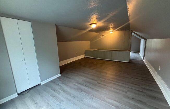 3 beds, 1 bath, $1,800, Unit UNIT 2