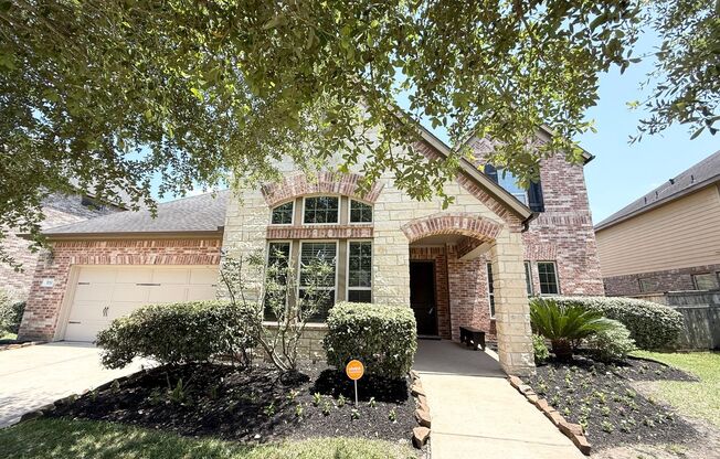 Elegant and Spacious 4/3/3 Home w/ Study and Home Theatre!