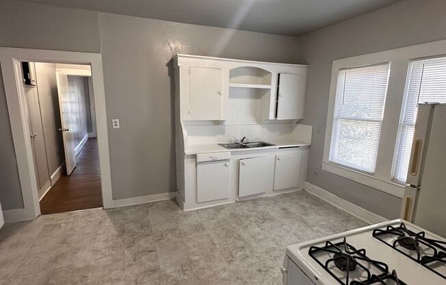 2 beds, 1 bath, 987 sqft, $925