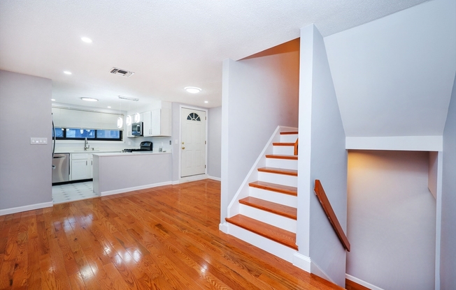 4 beds, 3.5 baths, 1,900 sqft, $5,800, Unit T8