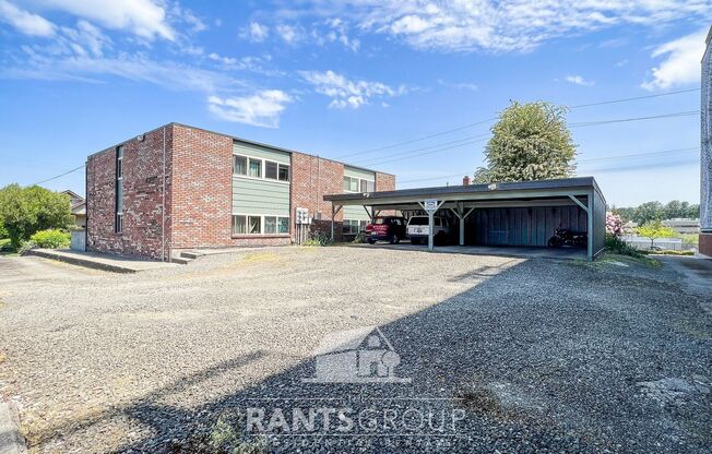 Cute 2:1 Apartment Downtown Olympia with Covered Parking!