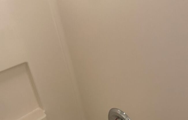 Studio, 1 bath, 467 sqft, $1,250, Unit King Edward Annex 24