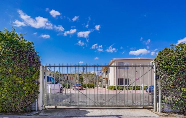 2425 - 2431 S. Ridgeley Dr