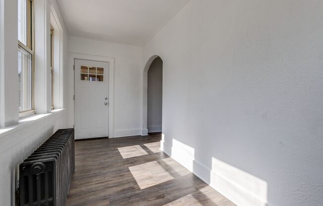 3 beds, 1 bath, $1,300, Unit (201 Locust)1st FLR Right