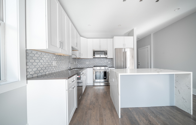 556 W 18 ST