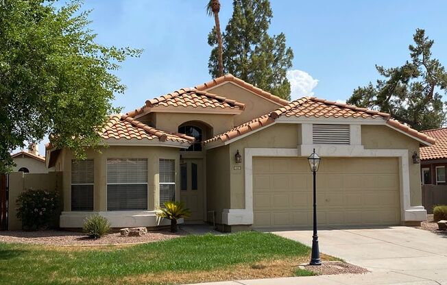 Chandler- 3 bedroom + office, Backs to lake, 1 story, cul de sac