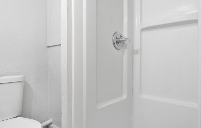 1 bed, 1 bath, 800 sqft, $849, Unit 109 W Lincoln Avenue #13