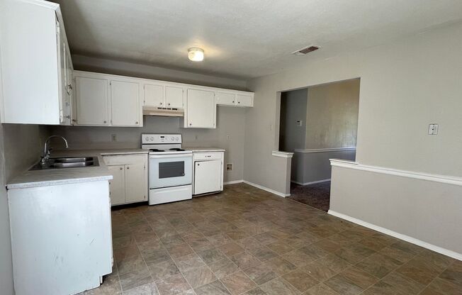 3 beds, 1 bath, $950