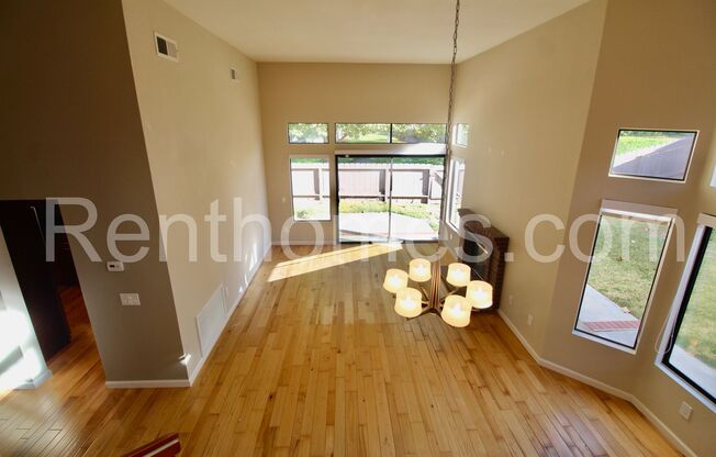 Rancho Bernardo, 10963 Matinal Cr, Wood Floors, Granite Counters, AC, Fireplace, 2 Car Garage w/ Opener.