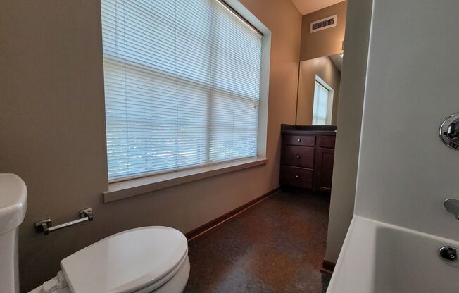 2 beds, 1 bath, $1,050, Unit 109