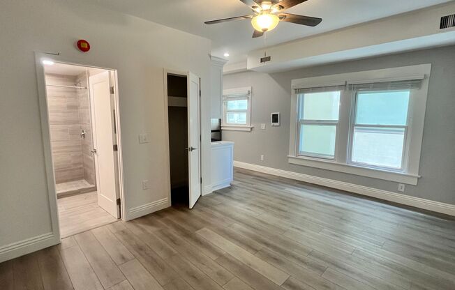 Studio, 1 bath, 425 sqft, $1,945, Unit 04