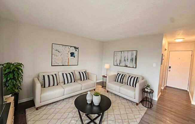 3 beds, 1 bath, 738 sqft, $1,195, Unit 207