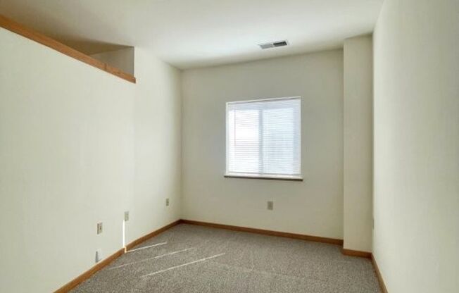 1 bed, 1 bath, 590 sqft, $1,300, Unit 221