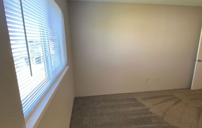 2 beds, 2 baths, 856 sqft, $869, Unit 2827-1817