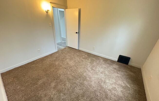 2 beds, 1 bath, $1,025, Unit Upper