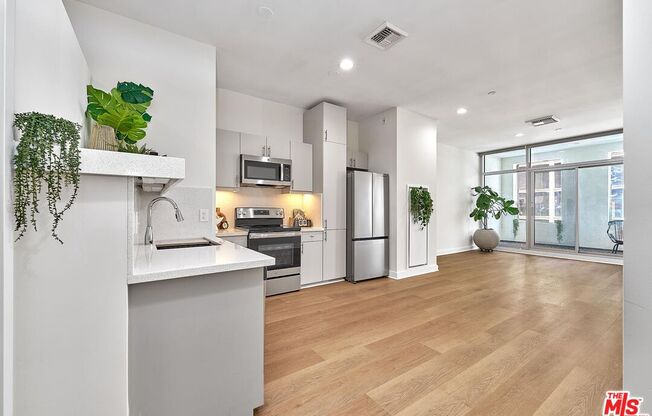 2 beds, 2 baths, 1,010 sqft, $3,050, Unit 404