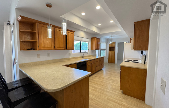 2Bed/2Bath Home in 55+ Age-Restricted Community in Sun City West!