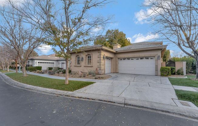 Queensridge Beauty - 5 bedroom on a 1/4+ acre lot