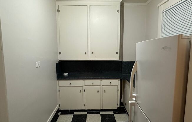 Studio, 1 bath, 352 sqft, $995, Unit 6