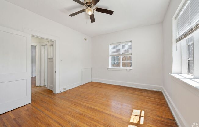 1 bed, 1 bath, 650 sqft, $909, Unit Montrose 14