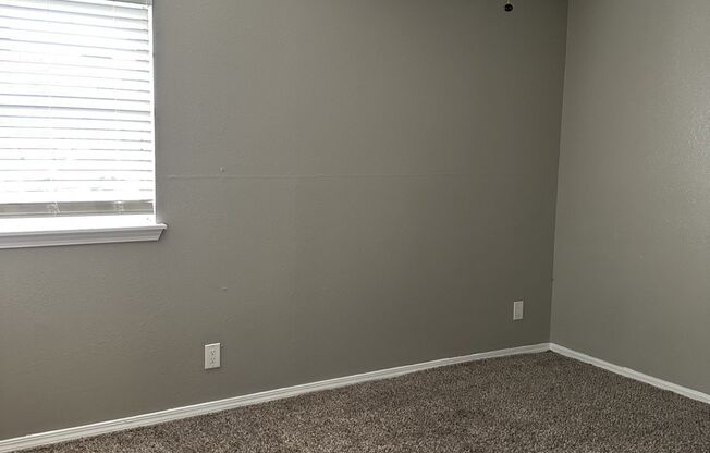 2 beds, 1.5 baths, 832 sqft, $869, Unit 135