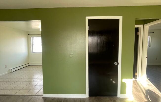 2 beds, 1 bath, $1,100, Unit 06