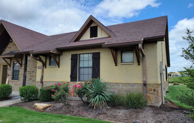 College Station - 3 bedrooms / 3 Baths Townhome in the Barracks!