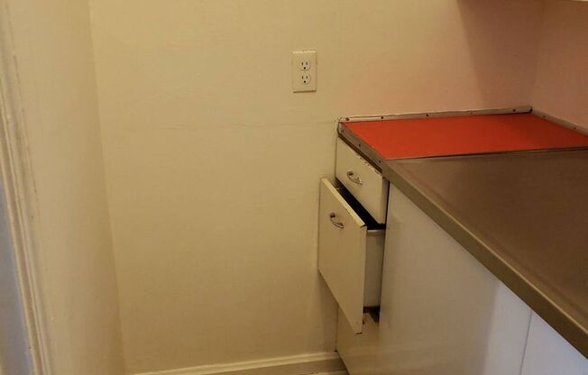 1 bed, 1 bath, $580, Unit Q-1