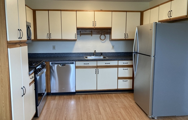 2 beds, 1 bath, 1,054 sqft, $2,200, Unit 39