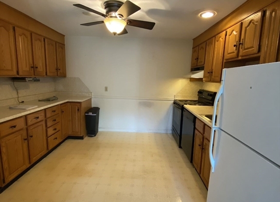 2 beds, 1 bath, 742 sqft, $2,600, Unit 7