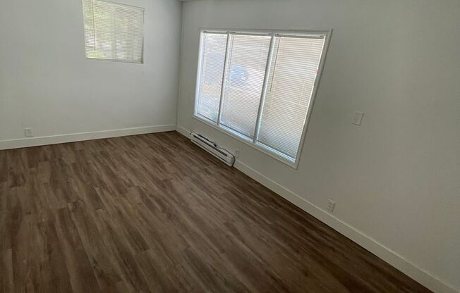 3 beds, 1 bath, 1,100 sqft, $1,300, Unit 590